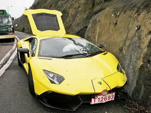 Chuyên viên thử xe phá hỏng Aventador LP720-4