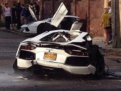 Lamborghini Aventador gãy đôi thảm khốc ở Mỹ