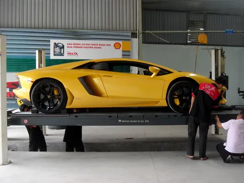 Aventador vàng bị "bắt gặp" đi nâng cấp