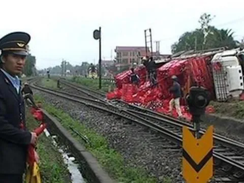 Lật xe tải, bia tràn lấp ray tàu hỏa 