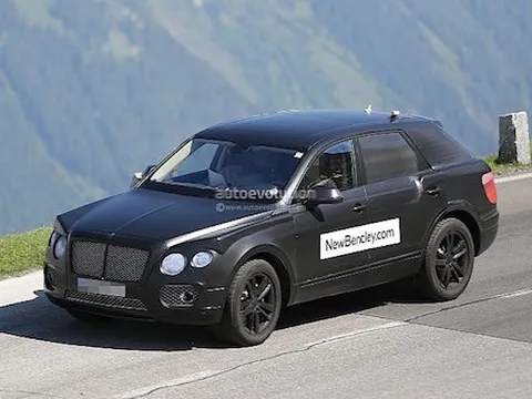 Bentley SUV lộ diện ngoài đường phố