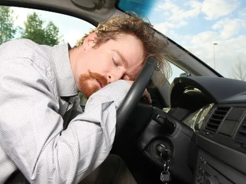 Tránh buồn ngủ khi lái xe