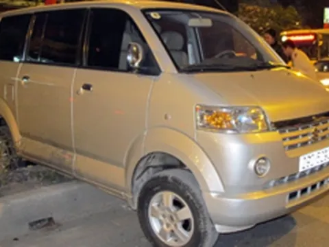 Chờ xe buýt, nữ sinh gặp nạn