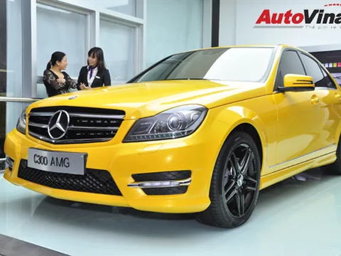 Ngắm Mercedes C300 AMG vàng "cực độc" tại VN