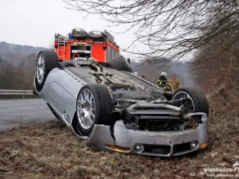 BMW Z8 lật "chổng vó" tại Đức