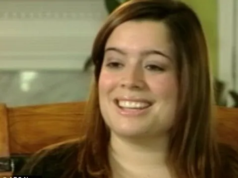 Nữ sinh nhảy cầu để tránh bị xe tải đâm