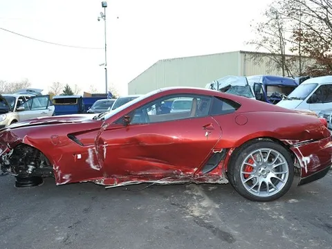 Siêu xe của Ronaldo rao bán giá “bèo”