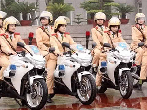 Nữ CSGT lái xe Honda CBR250R
