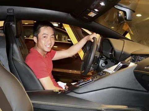 Cường 'đô la' hân hoan bên Aventador vàng