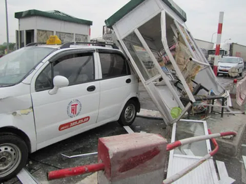 Mất lái, xe tải "làm loạn" trạm thu phí