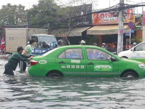 Chùm ảnh: Xe cộ Sài Gòn "bơi" giữa TP