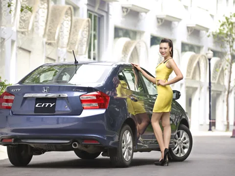 Mỹ Huyền kiều diễm bên Honda City