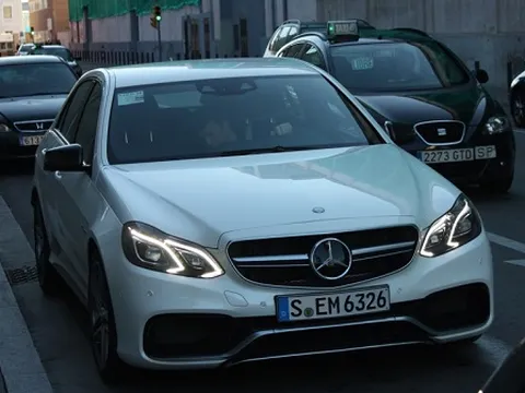 Mercedes E63 mới bắt đầu lăn bánh
