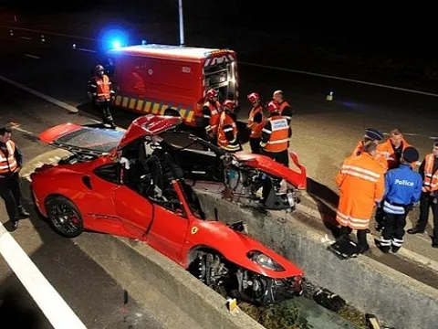  Gặp tai nạn, siêu xe Ferrari bị "chẻ đôi"