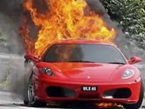 Ferrari F340 bị "bà hoả" hỏi thăm