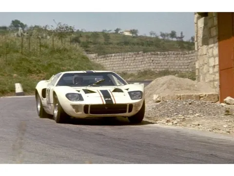 Xế đua Ford GT40 được rao bán