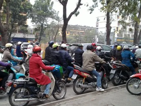 Chật vật tham gia giao thông giáp Tết