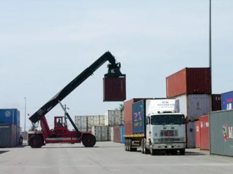 Nhập khẩu ô tô, xe máy đảo chiều so với tháng 9