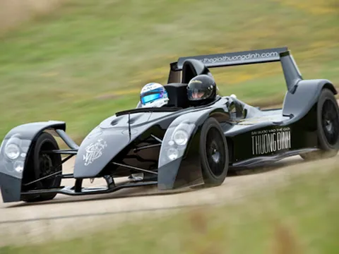 Thanh Hằng háo hức chờ đón siêu xe