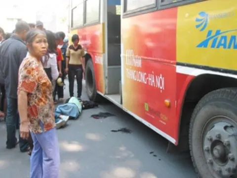 Hà Nội: Sinh viên  "nát đùi" vì xe buýt