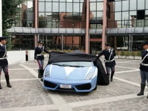 Xem xe cảnh sát nhanh nhất thế giới!