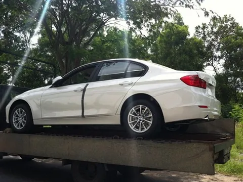 BMW 320i 2012 đã về đến Sài Gòn