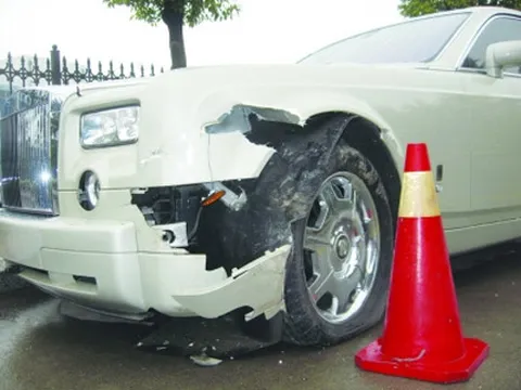 “Nghèo” vì tông phải Rolls-Royce