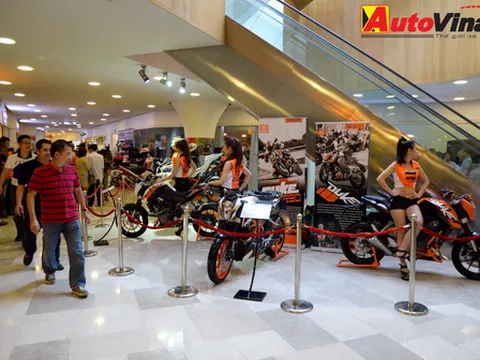 Mô tô tụ họp đầu năm tại tòa nhà Kumho