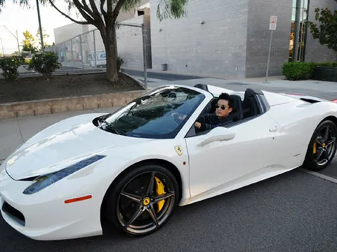 Lam Trường "khoe" siêu xe Ferrari trắng