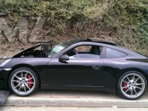 “Cô nàng rắc rối” quậy hư Porsche 911