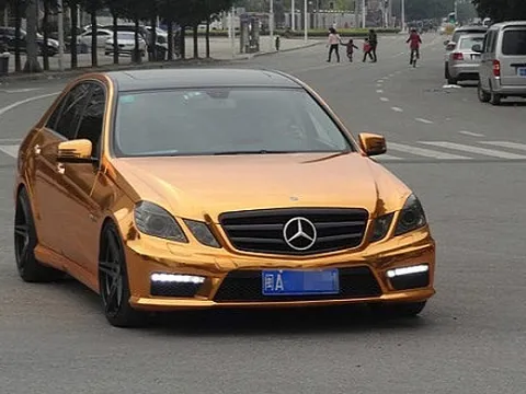 Một chiếc Mercedes-Benz E63 AMG "mạ vàng"