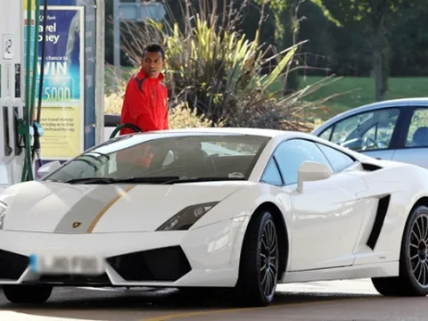 Tiền vệ người Bồ Đào Nha tậu siêu xe để giải "sầu"