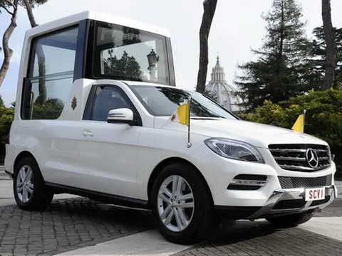 Giáo hoàng nhận xe M-Class Popemobile
