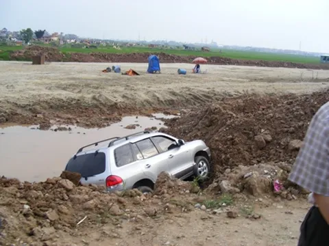 Xe mất lái, lao xuống “ruộng” trên đường Láng – Hòa Lạc.