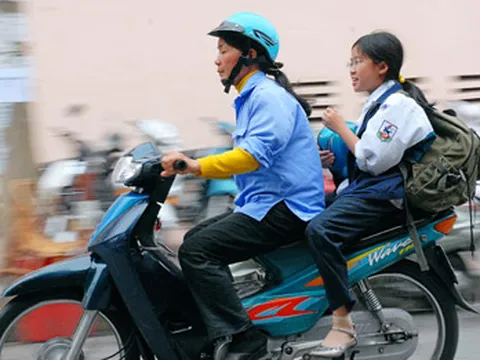 Trẻ em bắt buộc đội mũ bảo hiểm 