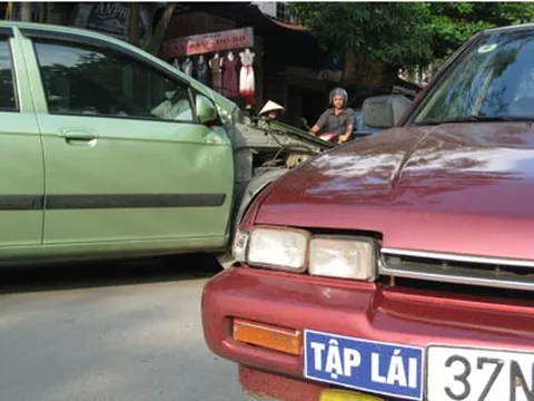 Thầy giáo dạy lái xe gây tai nạn trên phố