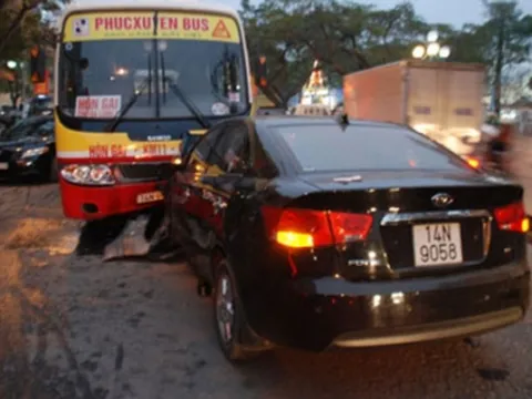 Xe buýt gặp tai bay vạ gió