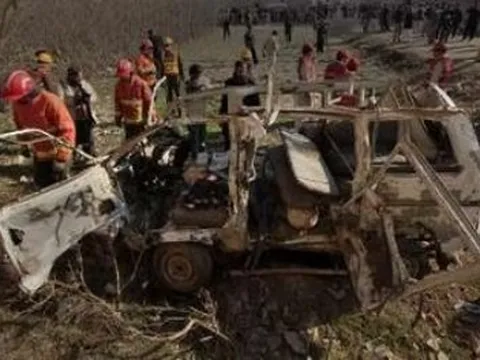 Xe buýt nổ tung, 18 người thiệt mạng