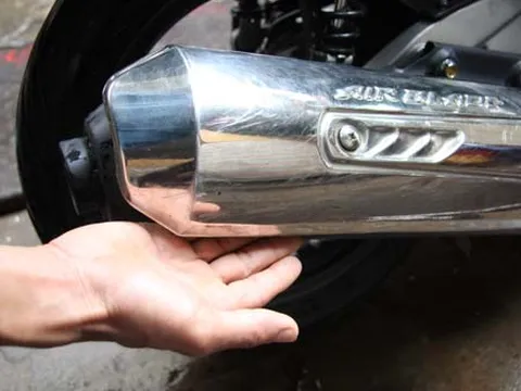 Không nên lắp cản pô inox cho xe máy