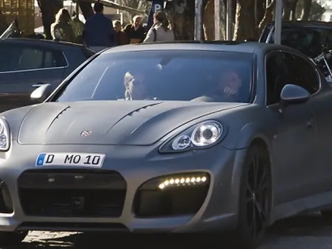 Ozil chở "bồ" bằng Panamera "độ"