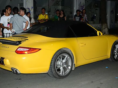Ca sĩ Việt đi Porsche 911 không biển số