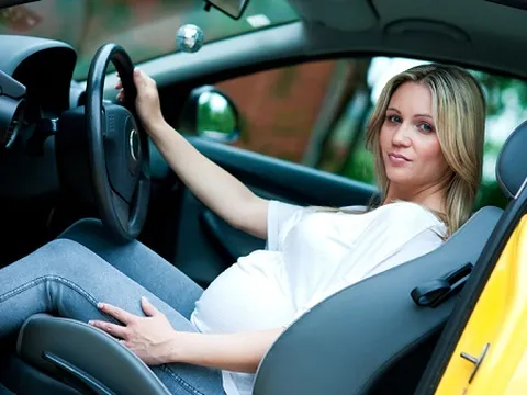 Bí quyết lái xe an toàn cho phụ nữ mang thai 