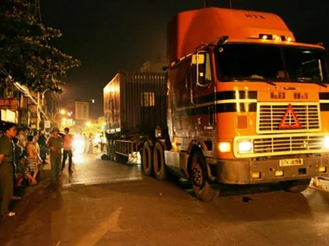 Lạc tay lái, bị container cán chết
