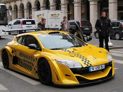 Ngắm chiếc “taxi” siêu ngầu ở Paris