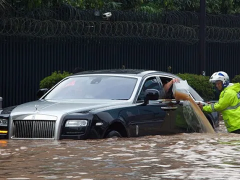 Rolls-Royce "sặc nước", tốn tiền tỷ để sửa