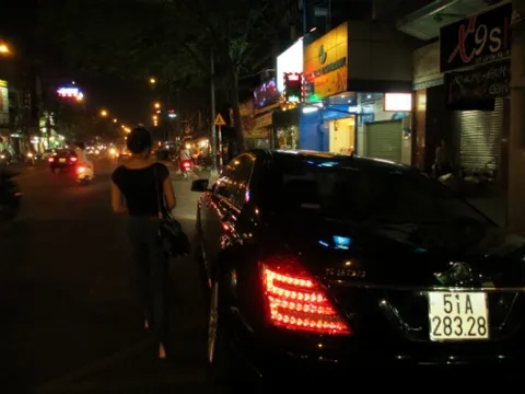 Vy Oanh tự lái Mercedes S500 đi dạo phố