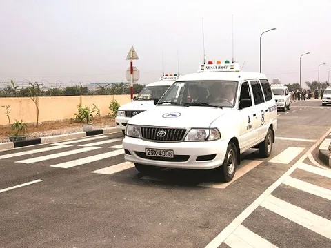 Cận cảnh thi bằng lái xe ngày đầu đổi mới