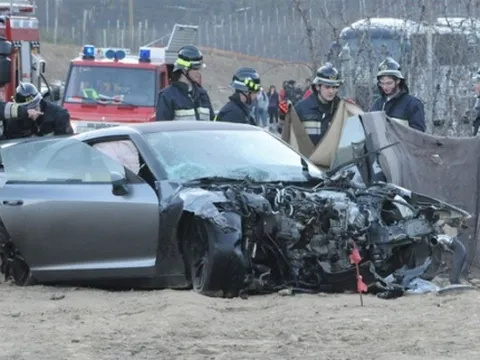 Mất lái, Nissan GT-R đâm thẳng vào đầu xe bus