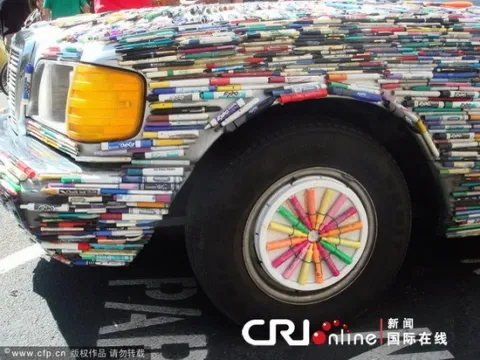  Trang trí Mercedes bằng 10.000 cây bút màu