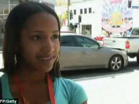 Đâm xe vì mải nhìn "tắm tiên" trên phố